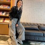 Vivian Hsu Instagram - 早安，過年快到了 新褲子、新球鞋 謝謝 #魏如昀@RETEM03 #Nike 但是穿了20年前的皮衣🖤 黑灰銀永不退流行 你們覺得呢？ ———————————————— お早うございます、もうすぐ旧正月。 新しいズボンと新しいスニーカー。 #QueenWei @RETEM03 #NIKE ありがとう でも革ジャンは20年も着てるやつ🖤 黒とグレー、シルバーは絶対に時代遅れしない色だね。皆さんはどう思う？ @lounes_chen @jenny_lin_0418 @ginnylu