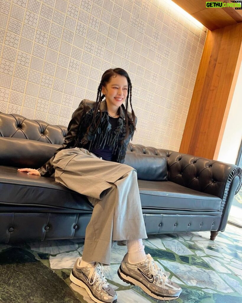 Vivian Hsu Instagram - 早安，過年快到了 新褲子、新球鞋 謝謝 #魏如昀@RETEM03 #Nike 但是穿了20年前的皮衣🖤 黑灰銀永不退流行 你們覺得呢？ ———————————————— お早うございます、もうすぐ旧正月。 新しいズボンと新しいスニーカー。 #QueenWei @RETEM03 #NIKE ありがとう でも革ジャンは20年も着てるやつ🖤 黒とグレー、シルバーは絶対に時代遅れしない色だね。皆さんはどう思う？ @lounes_chen @jenny_lin_0418 @ginnylu