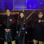 Vivian Hsu Instagram - 幕後花絮是要連著發才有感覺對吧 Behind the Scenes 6支短影片送給你們 我們都為了25年後還能共演感到不可思議 謝謝經紀人幫我們拍下這些珍貴的時刻 也與你們分享3個人上台前的認真練習 發現大哥只要上台前突然沈默，就是在緊張🙈去年還在後台緊張到乾嘔，可是上台後他都總是能完美演出！ 前年復活我緊張到忘記帶耳監聽，這次有記得了喔 有發現天山的牛角會發亮會轉動嗎 大哥終於畫上南南見狂也的眉毛了！好狂！ 還有，口袋餅乾的動作我們也會跳！ （模仿口袋餅乾、消除上台前的緊張🤣） ——————————————————————— メイキングは連続公開した方が楽しいよね。 Behind the Scenes 6本のショートムービーを皆さんにプレゼント。 私たちは25年後にまた共演できることに不思議だと思ってます。 これらの大切な瞬間を撮ってくれたマネージャーに感謝です。その瞬間も皆さんとシェアしたいと思います。 ３人がステージに上がる前真面目に練習してる。アニキが本番前に無口になるのは緊張してると思う🙈一昨年はからえずきまで緊張したし。でもステージに出たらいつも完璧！ 一昨年の復活はイヤモニをつけるの忘れたけど、今度はちゃんと覚えてるよ。 天山のツノが光ってて回ってるの気付いた？ アニキも南々見狂也の眉毛を描いた！マジで狂！ そして、私たちはポケビの振りもできるよ！ （ポケビのマネをして、緊張をほぐす🤣） #黑色餅乾 #ブラックビスケッツ #BlackBiscuits #口袋餅乾 #ポケットビスケッツ #PoketBiscuits #第74回NHK紅白歌合戦 #2023NHK紅白歌合戰 @nanchan_official_ @chiaki77777 @amano2142 @lounes_chen @shintsaimakeup @ginnylu