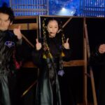 Vivian Hsu Instagram - 幕後花絮是要連著發才有感覺對吧 Behind the Scenes 6支短影片送給你們 我們都為了25年後還能共演感到不可思議 謝謝經紀人幫我們拍下這些珍貴的時刻 也與你們分享3個人上台前的認真練習 發現大哥只要上台前突然沈默，就是在緊張🙈去年還在後台緊張到乾嘔，可是上台後他都總是能完美演出！ 前年復活我緊張到忘記帶耳監聽，這次有記得了喔 有發現天山的牛角會發亮會轉動嗎 大哥終於畫上南南見狂也的眉毛了！好狂！ 還有，口袋餅乾的動作我們也會跳！ （模仿口袋餅乾、消除上台前的緊張🤣） ——————————————————————— メイキングは連続公開した方が楽しいよね。 Behind the Scenes 6本のショートムービーを皆さんにプレゼント。 私たちは25年後にまた共演できることに不思議だと思ってます。 これらの大切な瞬間を撮ってくれたマネージャーに感謝です。その瞬間も皆さんとシェアしたいと思います。 ３人がステージに上がる前真面目に練習してる。アニキが本番前に無口になるのは緊張してると思う🙈一昨年はからえずきまで緊張したし。でもステージに出たらいつも完璧！ 一昨年の復活はイヤモニをつけるの忘れたけど、今度はちゃんと覚えてるよ。 天山のツノが光ってて回ってるの気付いた？ アニキも南々見狂也の眉毛を描いた！マジで狂！ そして、私たちはポケビの振りもできるよ！ （ポケビのマネをして、緊張をほぐす🤣） #黑色餅乾 #ブラックビスケッツ #BlackBiscuits #口袋餅乾 #ポケットビスケッツ #PoketBiscuits #第74回NHK紅白歌合戦 #2023NHK紅白歌合戰 @nanchan_official_ @chiaki77777 @amano2142 @lounes_chen @shintsaimakeup @ginnylu