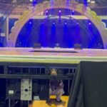 Vivian Hsu Instagram - 紅白歌合戰幕後小花絮ㄧ Behind the Scenes 相信對某些人來說很簡單，但對懼高的我🙈 無法克服在上升速度中就必須要跳起來的恐懼，彩排時緊張到手腳發抖、舞也跳錯，台上變裝也忘記🙈 耽誤大家時間很自責⋯謝謝NHK團隊，大家耐心陪我反覆練習。 感謝體貼的大哥特別過來舞台下，蹲在那裏，幫我cue Jump的點，陪我克服恐懼！ @nanchan_official_ 才終於找到自信，成功彈跳登場，帥嗎？🦇 紅白のエピソードを少し話そう。 実は高所恐怖症で上がるスピードが速い中跳べなければならない恐怖を克服できず、手足が震えてた。そして緊張で、振り間違えたり早着替え忘れたりしてしまった🙈皆さんの時間を無駄にしたことに申し訳ないと思った⋯とても根気よく、私の練習に付き合っていただいたNHKチームの皆さん、ありがとうございました。 そして、わざわざステージの下にある装置まで来てくれた優しいアニキにも大感謝です。跳ぶタイミングを教えてくれて、恐怖を一緒に乗り越えてくれたから、自信を取り戻すことができ、ジャンプを成功させた。どう？格好良い？🦇 #黑色餅乾 #ブラックビスケッツ #BlackBiscuits #口袋餅乾 #ポケットビスケッツ #PoketBiscuits #第74回NHK紅白歌合戦 #2023NHK紅白歌合戰