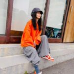 Vivian Hsu Instagram – 那襪子是故意要秀出來

誰叫魏如昀家的衣服那麼好看

好橘的橘
好灰的灰

#專輯錄一半了喔 #OOTD
#アルバムもう半分録ったよ

靴下はわざと出したからね。
魏如昀ちゃんのブランドがこんなに可愛いからシェアしないと。
オレンジなオレンジ、
グレーなグレー。

@qqqqqueen 
@retem03