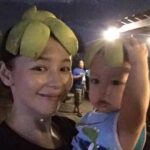 Vivian Hsu Instagram - pomelo hat 舊照片應景一下 祝大家中秋平安健康快樂 這柚子是不是有點太小顆了啊 #都疼頭上的月亮好圓 #pomelohat 文旦の帽子。 古い写真だけど、時節に相応しいからアップしてみた。 中秋節おめでとう。皆さんが穏やかで健康で楽しい毎日でありますように。 彼の頭の上の月はとても丸い そう言えば、この文旦ってちょっと小さくない？