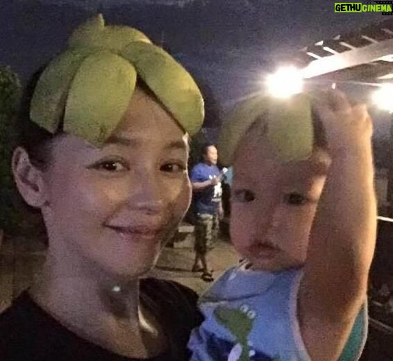 Vivian Hsu Instagram - pomelo hat 舊照片應景一下 祝大家中秋平安健康快樂 這柚子是不是有點太小顆了啊 #都疼頭上的月亮好圓 #pomelohat 文旦の帽子。 古い写真だけど、時節に相応しいからアップしてみた。 中秋節おめでとう。皆さんが穏やかで健康で楽しい毎日でありますように。 彼の頭の上の月はとても丸い そう言えば、この文旦ってちょっと小さくない？