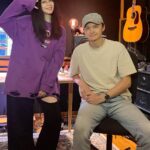 Vivian Hsu Instagram - 只是想跟鐵米粉們說⋯ 雖然很忙，但 我可沒忘記好久沒有給你們的【專輯】 已錄了2首！還差❓首 最近寫詞燒腦，好想拔光自己的頭髮 然後 請問只有我覺得【陳建瑋】老師長得像【古巨基】嗎？ #節目未來少女錄完了 #電影雙打殺青了 #新專輯努力中 ただファンの皆さんに伝えたくて⋯ 忙しいけど、皆さんへの【アルバム】は忘れてません。もう2曲録ったよ！あと残り❓曲。 最近歌詞を書くため脳をいっぱい使ったわ。髪の毛を抜いてしまおうくらい。 そして、【陳建瑋】先生が【レオ・ク】に似てるって思ってるのは私だけ？ #NEXTGIRLZの収録が終わった #映画の雙打もクランクアップした #アルバムは頑張ってる @jackychenmusic @sonymusic_taiwan