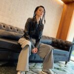 Vivian Hsu Instagram - 早安，過年快到了 新褲子、新球鞋 謝謝 #魏如昀@RETEM03 #Nike 但是穿了20年前的皮衣🖤 黑灰銀永不退流行 你們覺得呢？ ———————————————— お早うございます、もうすぐ旧正月。 新しいズボンと新しいスニーカー。 #QueenWei @RETEM03 #NIKE ありがとう でも革ジャンは20年も着てるやつ🖤 黒とグレー、シルバーは絶対に時代遅れしない色だね。皆さんはどう思う？ @lounes_chen @jenny_lin_0418 @ginnylu