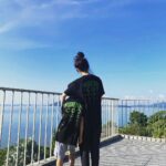 Vivian Hsu Instagram - 千春送我們的沖繩名產苦瓜T恤 千春ちゃんからもらった沖縄の名物のゴーヤTシャツを着てます @chiharu_kiroro 🖤 然後天空有一雙翅膀，看到了嗎？ 翼を広げている 雲を見つけました
