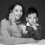 Vivian Hsu Instagram - 四年前的我們 很榮幸能夠受到張清芳姐的邀約 一同參與「一五一十 讓愛聚首」慈善攝影，希望可以透過我們的能量，讓更多人願意挺身而出，與我們一起來幫助這些需要我們的孩童。 「孩子需要健康的成長環境，生病的孩子也需要完善的醫療。 這些重要的事，需要更多善良有愛的人們。」 孩童們成長的過程有多麼的艱辛，相信身為父母親的您，一定非常了解，更不用說那些一出生就比一般孩童辛苦的天使們。 如果您想更清楚知道我們究竟在做甚麼，邀請您到光點台北2樓，來看看我們的慈善攝影展，展期到6月28日，讓我們共同守護、陪伴孩童們。 也謝謝拍攝時才三歲的可愛Dalton 佩戴1510 Charity Art Jewel by Cindy Chao 黑白十字鑽石套戒 @1510.charity #1510Charity #1510CharityExhibition #1510CharityArtJewel #cindychao @joshualin @Jenny @Lounes