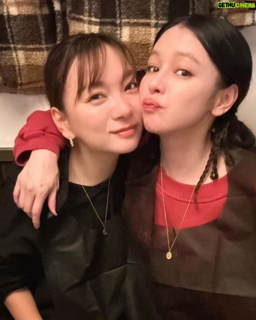 Vivian Hsu Instagram - 她說這是姐妹守護項鍊 謝謝親愛的Kei 我也會一直守護著妳 @keiyasuda1206 🧡 #圭 2個男孩，4年不見 我們在旁邊看了很感動 それは姉妹のお守りネックレスだって。 大好きなKei、いつもありがとう 私もあなたのことをずっと守るよ。 2人の男の子、4年ぶり お母さん2人が隣で見ててとても感動した。 #2019TOKYO #2023TOKYO