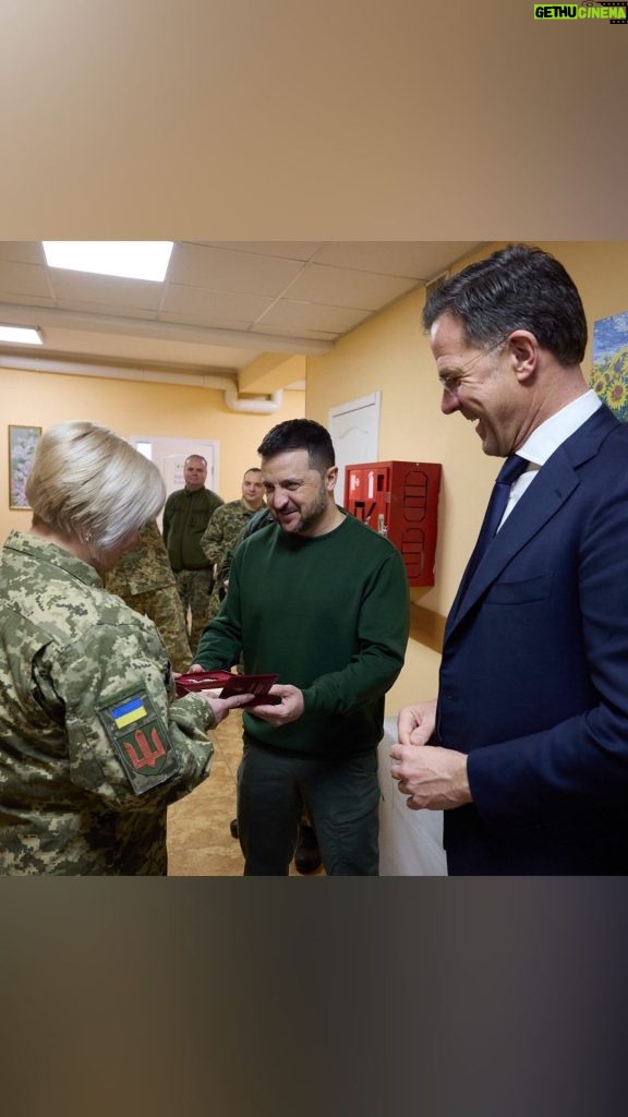 Volodymyr Zelenskyy Instagram - Харків. Сьогодні з Прем’єр-міністром Нідерландів Марком Рютте @minpres відвідали українських захисників, які проходять лікування після поранень. Дякуємо за службу, за те, що ви робите. Пишаємося вами. Одужуйте якнайшвидше! Дякуємо нашим медичним працівникам за велику роботу – ви рятуєте наших бійців! ____ In Kharkiv today, Dutch @minpres Mark Rutte and I paid a visit to wounded Ukrainian defenders undergoing treatment. We thanked our warriors for their service and what they do. We are proud of them and wish them speedy recovery. We are also grateful to our medical staff for their outstanding work in saving our warriors!