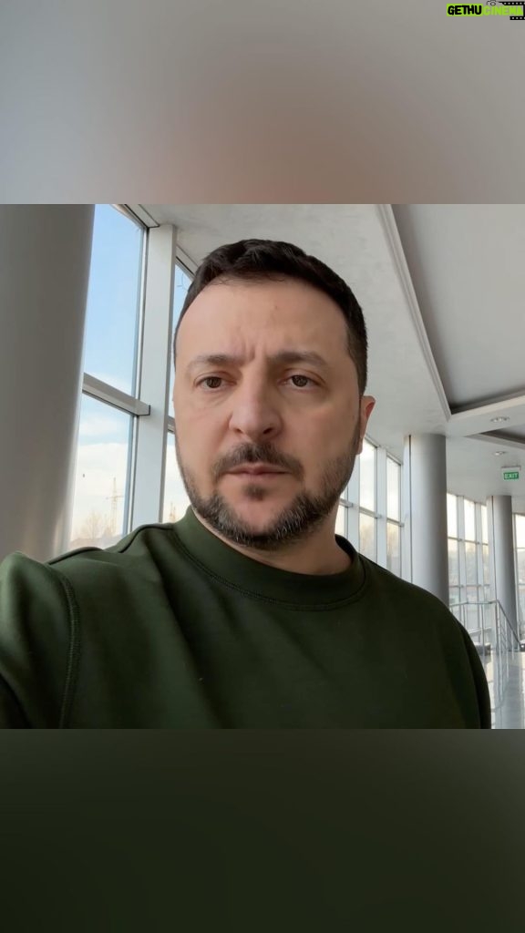 Volodymyr Zelenskyy Instagram - Сьогодні є новий пакет військової підтримки для наших воїнів – від Нідерландів. До речі, Нідерланди активно допомагають нам із ППО, із коаліцією F-16. В цьому році нові винищувачі будуть у нашому небі, і цей рік маємо зробити результативним у захисті від російських керованих авіабомб, від російських літаків, ракет. Головком Олександр Сирський, командувач Повітряних сил Олещук, міністр оборони Умєров провели спеціальний військовий брифінг для Марка Рютте щодо ситуації на фронті зараз, щодо наших можливостей в активних діях та в захисті на конкретних напрямках. Звичайно, говорили і саме щодо Харкова. Вдячний за готовність Нідерландів допомагати й надалі. Це сьогодні дійсно сильний візит. Я вдячний і Марку особисто, і всьому народу Нідерландів за підтримку України. Ключове те, що Росія повинна втрачати. А наша країна, наші партнери – відновлювати безпеку. Все для цього робимо. І я дякую всім, хто допомагає! Слава Україні!