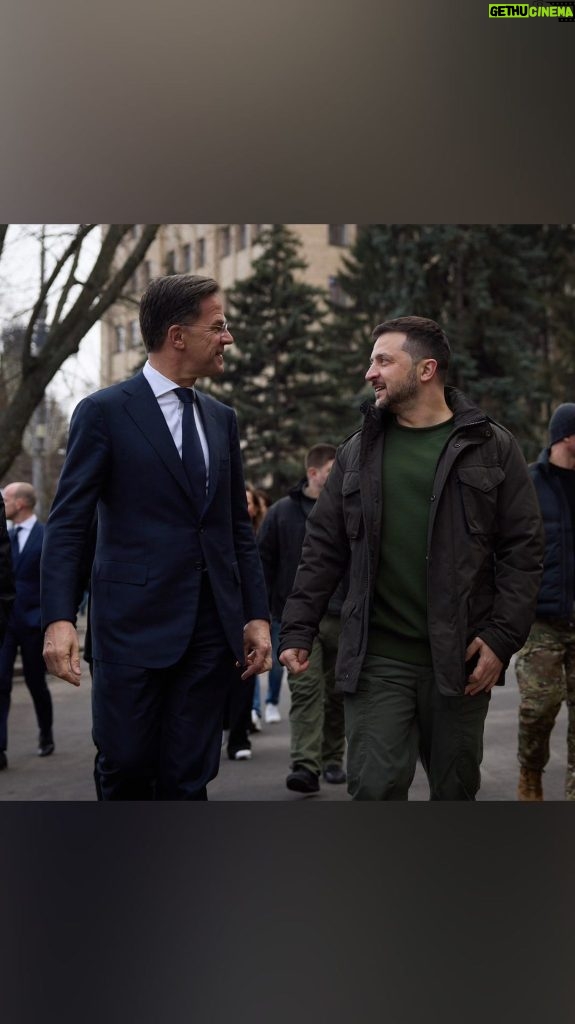 Volodymyr Zelenskyy Instagram - Метрошкола в Харкові. Тут у спеціально облаштованих класах на станції метро «Університет» навчається 858 учнів із 40 класів. Попри всі непрості обставини діти продовжують здобувати освіту. Дякую вчителям за те, що даєте знання нашим дітям! Дякую нашим дітям за те, що продовжуєте мріяти й вірите в Україну! ____ A subway school in Kharkiv. In specially equipped classrooms at the “Universytet” subway station, 858 schoolchildren from 40 classes continue their education despite the difficult circumstances. I am grateful to the teachers for giving knowledge to our children. I also thank our children for continuing to dream and believe in Ukraine.