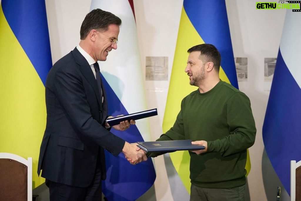 Volodymyr Zelenskyy Instagram - Наша єдність сильніша за будь-які виклики. Разом прокладаємо шлях до відновлення справедливого миру та зміцнення всієї Європи. Onze eensgezindheid is sterker dan welke uitdaging ook. Samen maken we de weg vrij naar een rechtvaardige vrede en een sterker Europa. Our unity is stronger than any challenge. Together, we are paving the way for a just peace and strengthening all of Europe. 🇳🇱🇺🇦