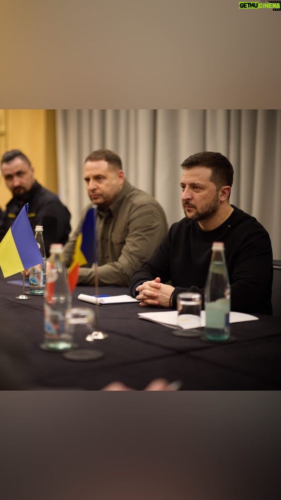 Volodymyr Zelenskyy Instagram - В межах Саміту «Україна – Південно-Східна Європа» провів низку двосторонніх зустрічей. Зміст усіх переговорів цілком прагматичний. Разом можемо дати нашим народам більше безпеки, більше робочих місць, більше економічного зростання. 🇭🇷 З Премʼєр-міністром Хорватії Андреєм Пленковичем @plenkovic.andrej домовилися сприяти укладенню угод між Україною та хорватськими приватними компаніями в галузі розмінування, рятувального обладнання та виробництва БпЛА. 🇲🇪 Дякую Президенту Чорногорії Якову Мілатовичу @jakov_milatovic за підтримку Вільнюської декларації «Групи семи» та Української формули миру. Під час зустрічі обговорили лікування та реабілітацію українських військових у Чорногорії. 🇲🇰 Під час переговорів із Президентом Північної Македонії Стево Пендаровським @stevopendarovski говорили про актуальні оборонні потреби України. З Прем’єр-міністром Північної Македонії Талатом Джафері @talatxhaferi підписали Спільну декларацію щодо євроатлантичної інтеграції України. 🇲🇩 З Президенткою Молдови Маєю Санду @maia.sandu обговорили останні події у Придністровському регіоні Молдови та зусилля Росії щодо дестабілізації ситуації в регіоні. Окрему увагу приділили функціонуванню експортних коридорів для транспортування української продукції територією Молдови. 🇷🇸 Участь Сербії в реалізації Української формули миру важлива. Під час зустрічі з Президентом Сербії Александром Вучичем @avucic скоординували подальші контакти з метою підтримання Формули миру якнайбільшою кількістю країн. 🇧🇦 З Головою Ради міністрів Боснії та Герцеговини Боряною Крішто обговорили питання оборонної співпраці. Розповів про потреби України в артилерії та засобах ППО. Дякую за готовність взяти участь у першому Глобальному саміті миру.