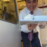 Vuthithorn Milintachinda Instagram - ที่สุดของวันนี้คือตอนบินเครื่องการบินไทยจากเชียงใหม่กลับกรุงเทพ วันนี้เหนื่อยมาทั้งวัน ไหนจะตื่นเช้า แบ็ตแทบหมดตอนขึ้นเครื่อง แต่… ความรู้สึกทั้งหมดเปลี่ยนไปเมื่อได้เจอกับลูกเรือท่านหนึ่ง .. เขาไม่ธรรมดา พลังงานมากมาย ตั้งแต่การต้อนรับ การแนะนำตัว เขาดูเกิดมาเป็น super ลูกเรือจริงๆ ตอนเสิร์ฟอาหารเขาก็เดินมาให้แล้วเปล่งเสียงพูดดังฟังชัด “Spaghetti ปลานะครับ รับเครื่องดื่มอะไรเพิ่มมั้ยครับ” พร้อมกับรอยยิ้มที่ดูสดใสมาก หลังจากนั้นเขาก็ไปบริการผู้โดยสารท่านอื่นต่อ แล้วก็เต็มที่กับทุกคนใน zone ที่นั่งเลยมีพลังแรงมาก ทำให้เราจากที่เหนื่อยๆกะจะนอน แต่พลังเขาทำให้เราตื่นแล้วอ่านหนังสือชีวประวัติ Britney Spears ต่อไปแบบไม่ง่วง วด. ว่าเขาพูดทุกคำพร้อมกับรอยยิ้มที่แสนจะจริงใจ ทุกครั้งที่เข้ามารอยยิ้มและพลังมันมาคู่กัน เกิดมา service แบบ super service อย่างแท้จริง เขียนมาเพื่อบอกขอบคุณที่เติมพลังให้ วด. ในวันนี้นะครับ 🙏 (แอบถ่ายไว้เป็นความทรงจำหวังว่าจะได้พบกันใหม่)