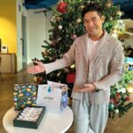 Vuthithorn Milintachinda Instagram - ได้ของขวัญปีใหม่กันรึยังนะ? Festive box! ของมาดามแม่มีแค่ช่วงนี้นะรู้ยัง อย่าลืมให้เป็นของขวัญกับคนที่เรารักนะครับ 🤍✨ . กล่อง Festive box วาดขึ้นพิเศษโดย Designer ชื่อดัง คุณ Jeep Kongdechakul ต้อนรับเทศกาลปีใหม่ที่กำลังใกล้เข้ามา ส่งต่อความสุขด้วยพัฟท์แสนอร่อยรวมรสชาติขายดี 🥟 เห็ดทรัฟเฟิล แฮมทริปเปิ้ลชีส หมูแดงฮ่องกง กะหรี่ไก่ แอปเปิ้ลคัสตาร์ด และรสชาติใหม่ เพสโต้กุ้ง🦞 📲แอดไลน์ @madamemae.official เพื่อสั่ง pre-order ไว้ก่อน 🥰 https://lin.ee/4xykSkb