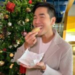 Vuthithorn Milintachinda Instagram - ได้ของขวัญปีใหม่กันรึยังนะ? Festive box! ของมาดามแม่มีแค่ช่วงนี้นะรู้ยัง อย่าลืมให้เป็นของขวัญกับคนที่เรารักนะครับ 🤍✨ . กล่อง Festive box วาดขึ้นพิเศษโดย Designer ชื่อดัง คุณ Jeep Kongdechakul ต้อนรับเทศกาลปีใหม่ที่กำลังใกล้เข้ามา ส่งต่อความสุขด้วยพัฟท์แสนอร่อยรวมรสชาติขายดี 🥟 เห็ดทรัฟเฟิล แฮมทริปเปิ้ลชีส หมูแดงฮ่องกง กะหรี่ไก่ แอปเปิ้ลคัสตาร์ด และรสชาติใหม่ เพสโต้กุ้ง🦞 📲แอดไลน์ @madamemae.official เพื่อสั่ง pre-order ไว้ก่อน 🥰 https://lin.ee/4xykSkb