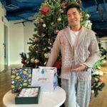 Vuthithorn Milintachinda Instagram - ได้ของขวัญปีใหม่กันรึยังนะ? Festive box! ของมาดามแม่มีแค่ช่วงนี้นะรู้ยัง อย่าลืมให้เป็นของขวัญกับคนที่เรารักนะครับ 🤍✨ . กล่อง Festive box วาดขึ้นพิเศษโดย Designer ชื่อดัง คุณ Jeep Kongdechakul ต้อนรับเทศกาลปีใหม่ที่กำลังใกล้เข้ามา ส่งต่อความสุขด้วยพัฟท์แสนอร่อยรวมรสชาติขายดี 🥟 เห็ดทรัฟเฟิล แฮมทริปเปิ้ลชีส หมูแดงฮ่องกง กะหรี่ไก่ แอปเปิ้ลคัสตาร์ด และรสชาติใหม่ เพสโต้กุ้ง🦞 📲แอดไลน์ @madamemae.official เพื่อสั่ง pre-order ไว้ก่อน 🥰 https://lin.ee/4xykSkb
