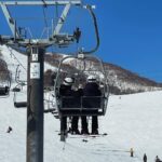 Vuthithorn Milintachinda Instagram - มุ้งมิ้งออนเดอะเมาน์เท่น Ski day with @woodytalk 🥰🥰 Grand HIRAFU ウェルカムカフェ