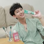 Wachirawit Ruangwiwat Instagram - วันนี้มีเรื่องฟันๆ มาเล่าบอกทุกคนค้าบบบบบบบ ก็คืออออออ Dr.J Organic Oral Care ผลิตภัณฑ์ดูแลช่องปากที่ผมอยากแนะนำ!! เค้ามียาสีฟันแบบออร์แกนิก Dr.J ที่ช่วยดูแลและป้องกันช่องปากของเราเป็นอย่างดี เป็นผลิตภัณฑ์ปลอดสารเคมี แต่ยังคงคุณสมบัติในการยับยั้งไวรัสและแบคทีเรียในช่องปาก ช่วยปรับสมดุล ความเป็นกรด-ด่างให้กับเหงือกและฟันของเรา ยิ่งใช้คู่กับแปรงสีฟัน Dr.J นะ ขอบอกยิ่งดีมากๆ เพราะเค้ามีขนแปรงเรียวเล็กขนาดเพียง 0.01 mm ช่วยทำความสะอาดตามซอกฟันได้อย่างมีประสิทธิภาพ และ Dr.J ยังมีน้ำยาบ้วนปากกลิ่นโรส ที่ช่วยลดกลิ่นปาก  ใช้แล้วกลิ่นปากหอมสดชื่นตลอดวัน #DRJ ท้าให้เพื่อนๆมาลอง!! ยาสีฟัน ด็อกเตอร์ เจ ยาสีฟันแบบออร์แกนิค ที่ผู้เชียวชาญคิดมาครบ “จบในหลอดเดียว” สนใจสินค้าสามารถสั้งซื้อได้ 3 ช่องทาง LINE SHOPPING : https://bit.ly/3BwY3Vo SHOPEE : https://bit.ly/3MwpXnc LAZADA : https://bit.ly/3sRK8V6 #DRJ #DRJOrganicOralCare
