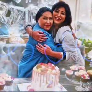 Wafaa Amer Instagram - كل سنة و أنتي منورة حياتنا يا أمي