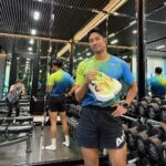 Warintorn Panhakarn Instagram - บอกเลย เล็งคู่นี้ไว้นานแล้ว ตั้งแต่เห็นภาพใน Social เมื่อปีที่แล้ว ตั้งแต่เริ่มใส่ NB 990 V6 เป็น sneaker ที่เราโคตรชอบ เดินเพลินมาก เลยคิดว่าจะจัด NB Running มาไว้เป็นพวกซัก 1 คู่ รีวิวสไตล์คนเริ่มวิ่งแต่รองเท้าเยอะค่า 😁 เบา นุ่มเฟิร์มๆ กว้างๆ เด้งส่ง ลงเท้าแบบมีความมั่นคงครับ 👍🏼 #แม่ๆถ่ายให้หน่อย ❤️ #ถ่ายสิบได้ห้าแล้วน๊าเดี๋ยวนี้ 😁 @ari_running 🫶🏼