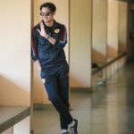 Warintorn Panhakarn Instagram - ร้อนแล้วไง !! ก็ทนเส่ะ 😁❤️ 𝐌𝐚𝐧𝐜𝐡𝐞𝐬𝐭𝐞𝐫 𝐔𝐧𝐢𝐭𝐞𝐝 𝐗 𝐒𝐭𝐨𝐧𝐞 𝐑𝐨𝐬𝐞𝐬 𝐂𝐨𝐥𝐥𝐞𝐜𝐭𝐢𝐨𝐧 😈🍋 คอลเลคชั่นที่ได้แรงบันดาลใจมาจากปกอัลบั้มสุดคลาสสิกอย่าง ”This is the One“ ของวงร็อคจากเมืองเเมนเชสเตอร์ ”The Stone Roses“ 🏴󠁧󠁢󠁥󠁮󠁧󠁿 #AriFootball #FootballForAll #ฟุตบอลของทุกคน