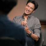 Warintorn Panhakarn Instagram - ฟังเพลินๆยิ้มๆทั้งเรื่องละคร การทำงาน และวัยเรียนฮะ … พบกันเย็นๆทาง @thestandardpop #chairstoshare ครับ 😊🫶🏼