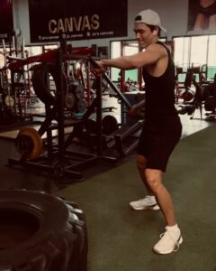 Way-ar Sangngern Instagram - Pull day with a little help from @boss.nsbz on mind-muscle connection. Drop my ego, lower the weights and make sure every reps count. Thank you bro @burnwith.boss 🫡