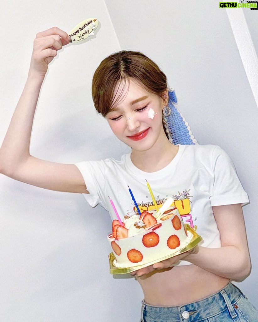 Wendy Instagram - 늦었지만 생일 축하해주신 많은 분들 감사드립니당🩵