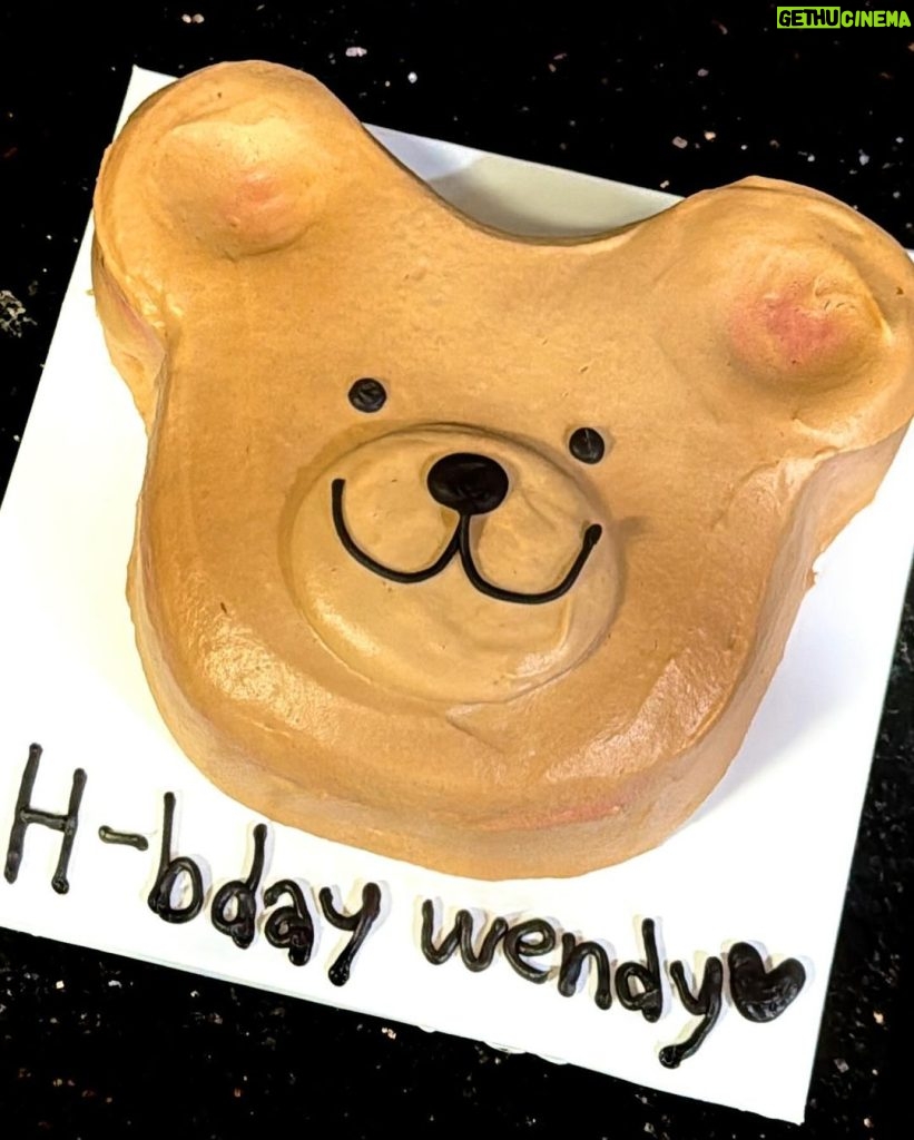 Wendy Instagram - 늦었지만 생일 축하해주신 많은 분들 감사드립니당🩵