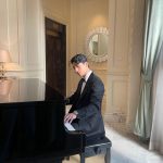 Wi Ha-jun Instagram - 오인주씨를 기다리는 동안 피아노 연주(칠 줄 모름..)🎹😀 #최도일 #작은아씨들