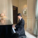 Wi Ha-jun Instagram - 오인주씨를 기다리는 동안 피아노 연주(칠 줄 모름..)🎹😀 #최도일 #작은아씨들