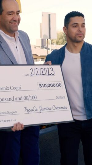 Wilmer Valderrama Instagram - #ad Who is ready for The Big Game? 🏈 I made big moves and joined @pepsicojuntoscrecemos in surprising several of the five Hispanic-owned small businesses they supported financially with $10,000 checks to grow each of their business. If you want your game-time bites to be super, order from local Latino spots like @rositasplacephx and @phoenixcoqui. Your support can make a difference to these small businesses and the community!
 
#PepsiCoJuntosCrecemos #HispanicOwnedBusiness