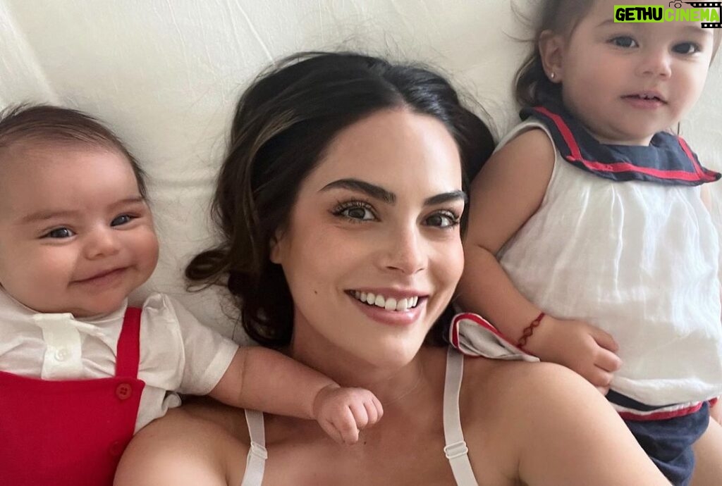 Ximena Navarrete Instagram - Me muero de amor por este par !!!! Mis niños 🫶🏻 un sueño hecho realidad 😍 #XVN #JCVN y este niño de 2 meses sonriendo a la foto 🤣🫠🤤 mi todo ♾️ esta es la verdadera felicidad en la vida .