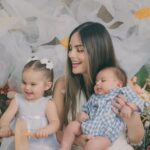 Ximena Navarrete Instagram - Amor infinito ♾️!!! @alisgonzalezphotography Gracias por capturar estos momentos que quedan en el corazón para siempre . Lo máximo, amé todas las fotos de nuestra sesión del día de las madres con mi invitada estelar, mi mamá 🫶🏻 XVN + JCVN