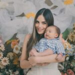 Ximena Navarrete Instagram - Amor infinito ♾️!!! @alisgonzalezphotography Gracias por capturar estos momentos que quedan en el corazón para siempre . Lo máximo, amé todas las fotos de nuestra sesión del día de las madres con mi invitada estelar, mi mamá 🫶🏻 XVN + JCVN