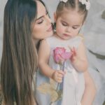 Ximena Navarrete Instagram - Amor infinito ♾️!!! @alisgonzalezphotography Gracias por capturar estos momentos que quedan en el corazón para siempre . Lo máximo, amé todas las fotos de nuestra sesión del día de las madres con mi invitada estelar, mi mamá 🫶🏻 XVN + JCVN