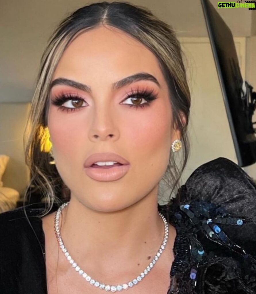 Ximena Navarrete Instagram - Gracias par de talentosos !!! Por este vestidazo @benitosantosoficial diseñado especial para mi y por este look y makeup impecable @cesarmushi 🫰🏻la pasamos muy bien en miss universe ! New Orleans, Louisiana