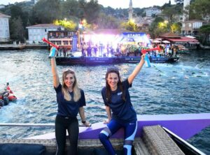 Yağmur Tanrisevsin Instagram - Tan yerinden sevgilerr ✌ güneşin doğuşuyla beraber dünyanın ilk kıtalararası triatlon yarışması olan Oral-B Challenge İstanbul Triatlonu’nun üçüncüsünü başlattım. Muazzam bir atmosferdi. Bildiğiniz gibi, yüzme, koşu ve bisiklet olmak üzere üç dalda yapılan triatlon; güç ve dayanıklılık gerektiren bir spor dalı.Oral-B sponsorluğuyla Triatlon da sporcuların kendi sınırlarını keşfetmelerini,zorlamalarını ve kendilerini geliştirmelerini sağlıyor son yıllarda triatlon sporunda büyük hamleler gerçekleştiren Türkiye bu dalda önemli bir organizasyona üçüncü kez ev sahipliği yapıyor. Bu başarılı organizasyonun bir parçası olduğum için çok mutluyum .💙🤍
 #OralBileGücüneGüçKat @oralbtr @turkiyetriatlon @pgturkiye #işbirliği