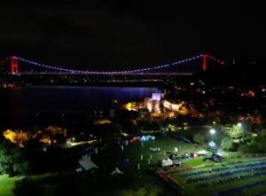 Yağmur Tanrisevsin Instagram - Tan yerinden sevgilerr ✌ güneşin doğuşuyla beraber dünyanın ilk kıtalararası triatlon yarışması olan Oral-B Challenge İstanbul Triatlonu’nun üçüncüsünü başlattım. Muazzam bir atmosferdi. Bildiğiniz gibi, yüzme, koşu ve bisiklet olmak üzere üç dalda yapılan triatlon; güç ve dayanıklılık gerektiren bir spor dalı.Oral-B sponsorluğuyla Triatlon da sporcuların kendi sınırlarını keşfetmelerini,zorlamalarını ve kendilerini geliştirmelerini sağlıyor son yıllarda triatlon sporunda büyük hamleler gerçekleştiren Türkiye bu dalda önemli bir organizasyona üçüncü kez ev sahipliği yapıyor. Bu başarılı organizasyonun bir parçası olduğum için çok mutluyum .💙🤍
 #OralBileGücüneGüçKat @oralbtr @turkiyetriatlon @pgturkiye #işbirliği