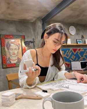 Yağmur Tanrisevsin Instagram - Atölye çalışmaları✨👩‍🎨🤍