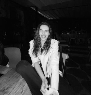Yağmur Tanrisevsin Instagram - Kahve sevenler ve mutlu olunca gözleri çizgi olanlar serisi 🖤