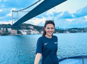 Yağmur Tanrisevsin Instagram - Tan yerinden sevgilerr ✌ güneşin doğuşuyla beraber dünyanın ilk kıtalararası triatlon yarışması olan Oral-B Challenge İstanbul Triatlonu’nun üçüncüsünü başlattım. Muazzam bir atmosferdi. Bildiğiniz gibi, yüzme, koşu ve bisiklet olmak üzere üç dalda yapılan triatlon; güç ve dayanıklılık gerektiren bir spor dalı.Oral-B sponsorluğuyla Triatlon da sporcuların kendi sınırlarını keşfetmelerini,zorlamalarını ve kendilerini geliştirmelerini sağlıyor son yıllarda triatlon sporunda büyük hamleler gerçekleştiren Türkiye bu dalda önemli bir organizasyona üçüncü kez ev sahipliği yapıyor. Bu başarılı organizasyonun bir parçası olduğum için çok mutluyum .💙🤍
 #OralBileGücüneGüçKat @oralbtr @turkiyetriatlon @pgturkiye #işbirliği