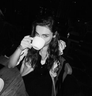 Yağmur Tanrisevsin Instagram - Kahve sevenler ve mutlu olunca gözleri çizgi olanlar serisi 🖤