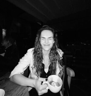 Yağmur Tanrisevsin Instagram - Kahve sevenler ve mutlu olunca gözleri çizgi olanlar serisi 🖤