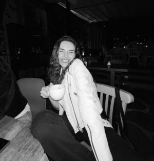 Yağmur Tanrisevsin Instagram - Kahve sevenler ve mutlu olunca gözleri çizgi olanlar serisi 🖤