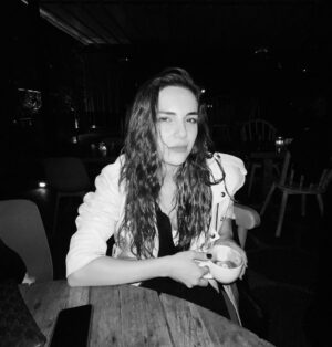 Yağmur Tanrisevsin Instagram - Kahve sevenler ve mutlu olunca gözleri çizgi olanlar serisi 🖤