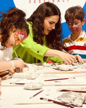 Yağmur Tanrisevsin Instagram - Çocuklar için en özel, en güzel günde onlarla buluşmak ve onlar için bir şeyler yapmayı çok seviyorum. ✨🥳
Her çocuğun içindeki sanatçı ile tanışmak , karşılaşmak benim için çok heyecan verici…🤍

Görme engelli çocuklar yararına her yıl düzenlenen bu etkinlikte; benim de küçücük bir katkım olduysa ne mutlu.🙏

Tüm çocukların ve içindeki çocuğu koruyanların bayramı 23 Nisan; hep böyle özel böyle çoşku dolu olsun! 🇹🇷