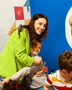 Yağmur Tanrisevsin Instagram - Çocuklar için en özel, en güzel günde onlarla buluşmak ve onlar için bir şeyler yapmayı çok seviyorum. ✨🥳
Her çocuğun içindeki sanatçı ile tanışmak , karşılaşmak benim için çok heyecan verici…🤍

Görme engelli çocuklar yararına her yıl düzenlenen bu etkinlikte; benim de küçücük bir katkım olduysa ne mutlu.🙏

Tüm çocukların ve içindeki çocuğu koruyanların bayramı 23 Nisan; hep böyle özel böyle çoşku dolu olsun! 🇹🇷